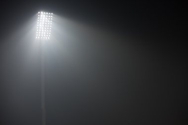 Futbol Stadyumu görünümünü reflektörler ışıklar