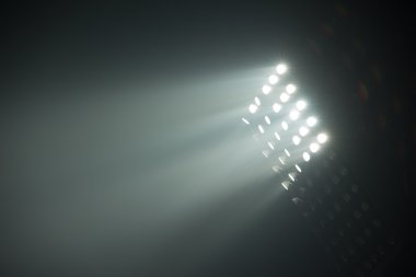Futbol Stadyumu görünümünü reflektörler ışıklar