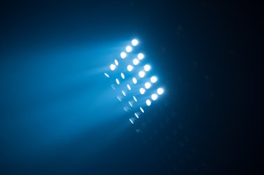 Futbol Stadyumu görünümünü reflektörler ışıklar