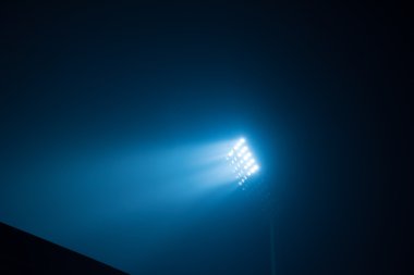 Futbol Stadyumu görünümünü reflektörler ışıklar