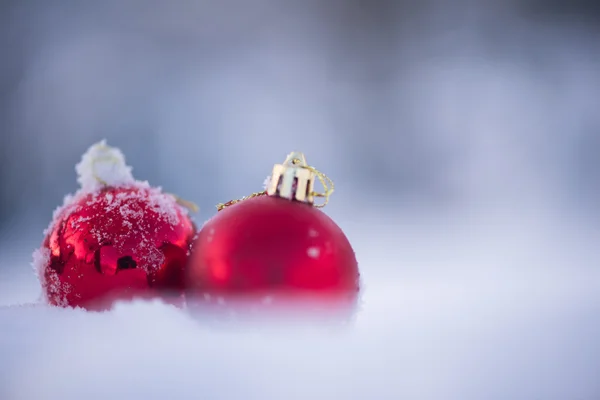 Kerstmis Rode Ballen Decoratie Verse Sneeuw Achtergrond Mooie Zonnige Winterdag — Stockfoto