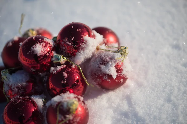 Χριστούγεννα Κόκκινο Μπάλες Διακόσμηση Φρέσκο Χιόνι Φόντο Για Την Όμορφη — Φωτογραφία Αρχείου