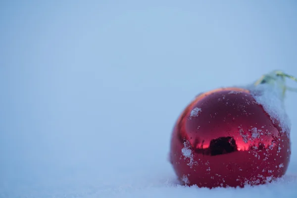 雪の中のクリスマスボール — ストック写真