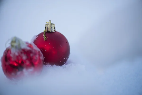 雪の中のクリスマスボール — ストック写真