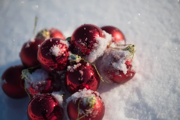 美しい晴れた冬の日に新鮮な雪の背景でクリスマスの赤いボールの装飾 — ストック写真