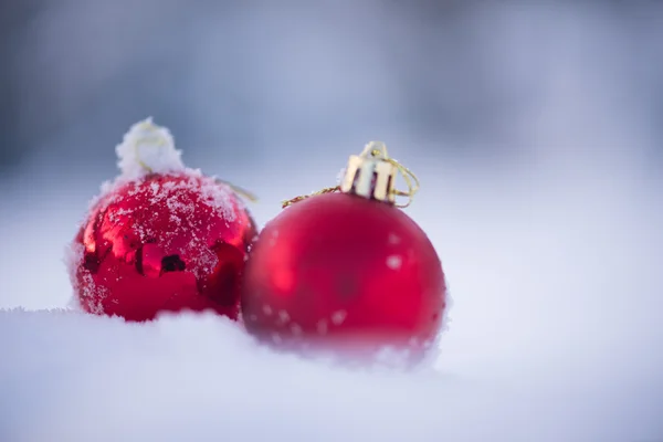 美しい晴れた冬の日に新鮮な雪の背景でクリスマスの赤いボールの装飾 — ストック写真