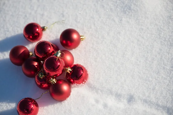 Weihnachtskugeln im Schnee — Stockfoto