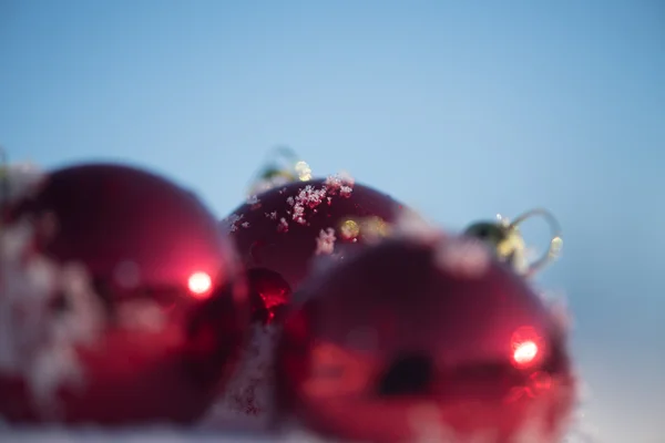 Bolas de Navidad en la nieve —  Fotos de Stock