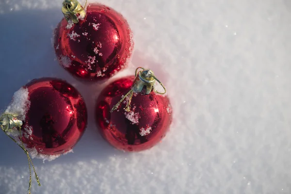 Weihnachten Rote Kugeln Dekoration Neuschnee Hintergrund Schönen Sonnigen Wintertag — Stockfoto