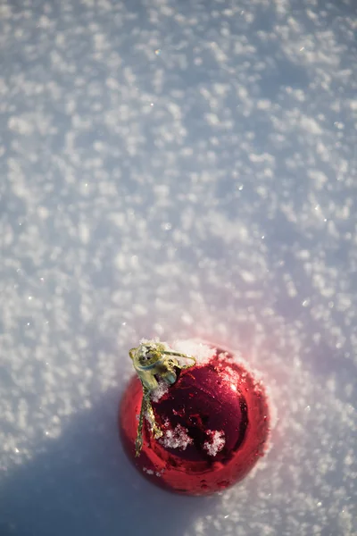 雪の中のクリスマスボール — ストック写真