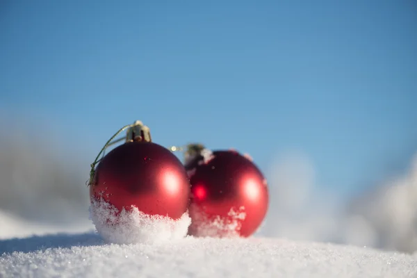 Joulupallot lumessa — kuvapankkivalokuva