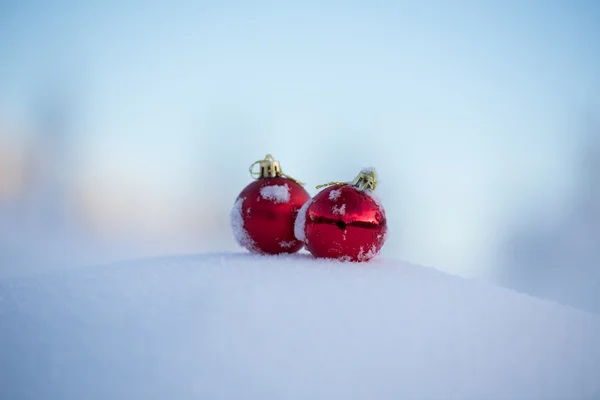 美しい晴れた冬の日に新鮮な雪の背景でクリスマスの赤いボールの装飾 — ストック写真