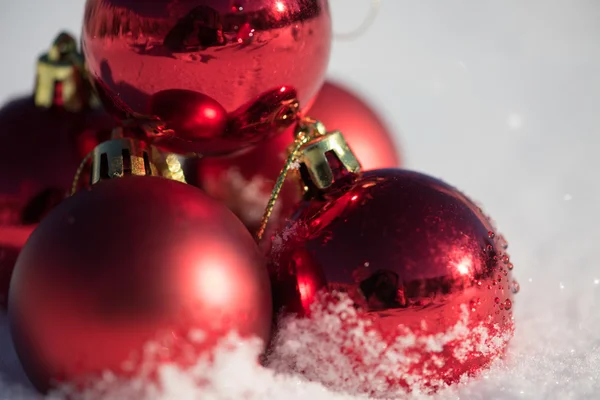 Kerstballen in de sneeuw — Stockfoto