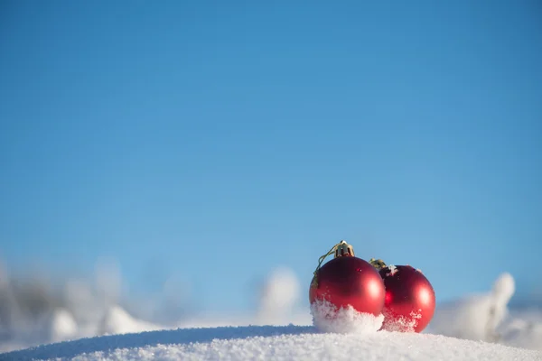 Natale Palline Rosse Decorazione Fresco Sfondo Neve Sulla Bella Giornata — Foto Stock