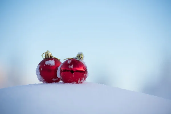 Різдвяні Червоні Кульки Прикраса Свіжому Сніговому Фоні Красивий Сонячний Зимовий Стокова Картинка