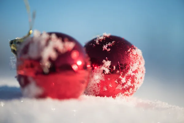 Palle di Natale nella neve — Foto Stock