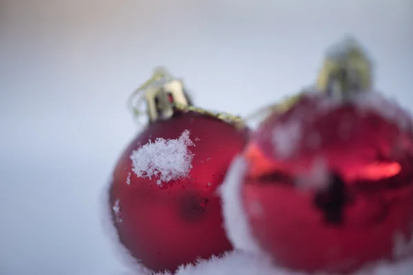 雪の中のクリスマスボール — ストック写真