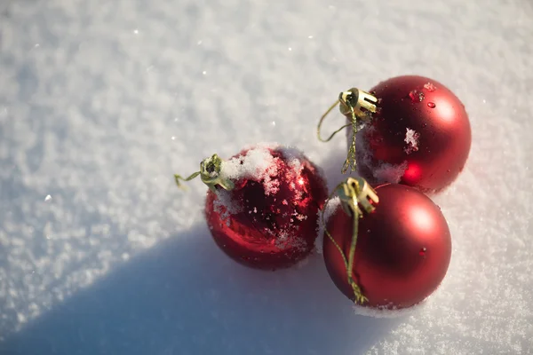 Weihnachtskugeln im Schnee — Stockfoto