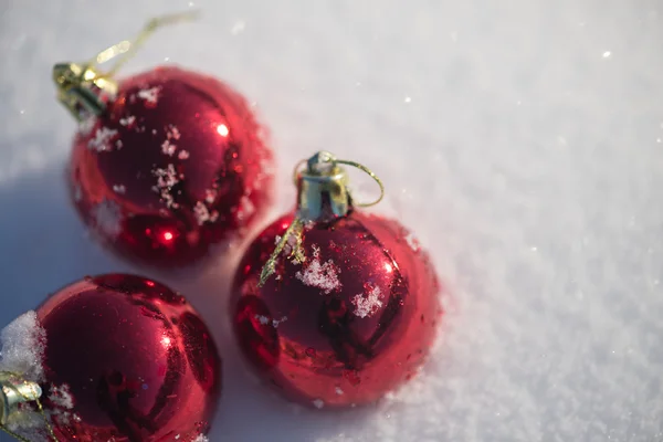 雪の中のクリスマスボール — ストック写真