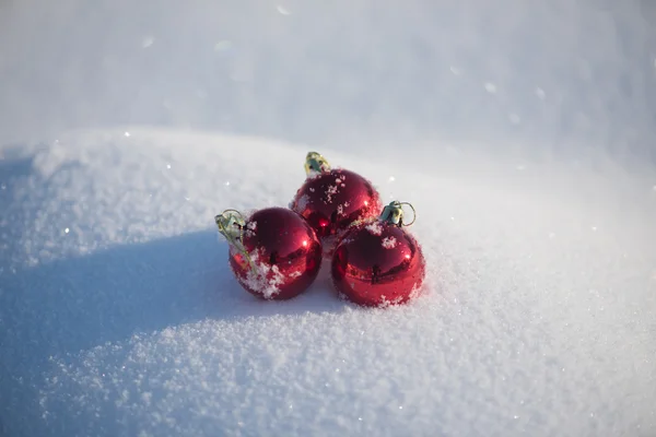 美しい晴れた冬の日に新鮮な雪の背景でクリスマスの赤いボールの装飾 — ストック写真
