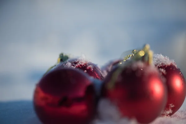 雪の中のクリスマスボール — ストック写真