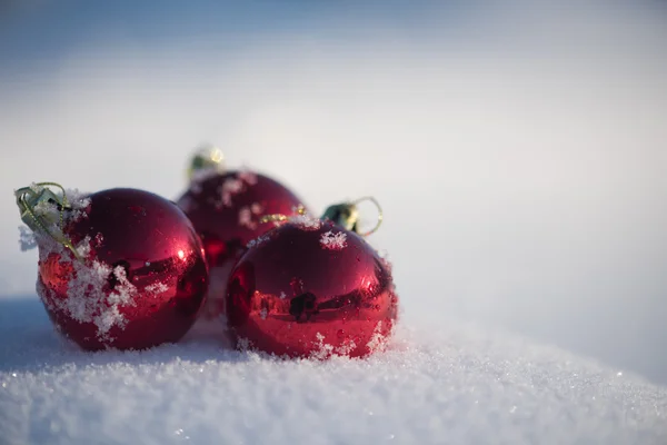 Різдвяні Червоні Кульки Прикраса Свіжому Сніговому Фоні Красивий Сонячний Зимовий — стокове фото