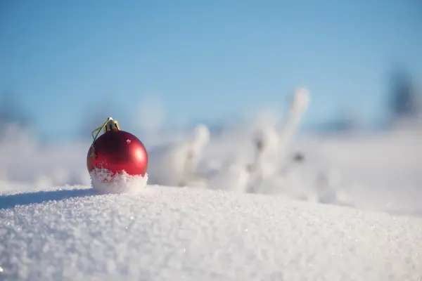 Juleball i snø – stockfoto