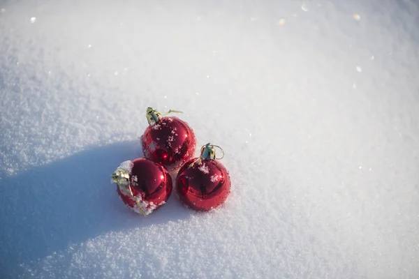 在雪地里的圣诞球 — 图库照片