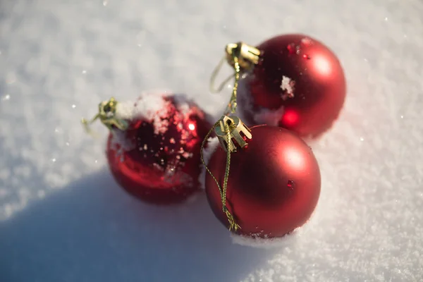 Weihnachtskugeln im Schnee — Stockfoto