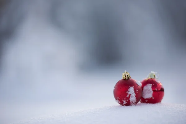 美しい晴れた冬の日に新鮮な雪の背景でクリスマスの赤いボールの装飾 — ストック写真