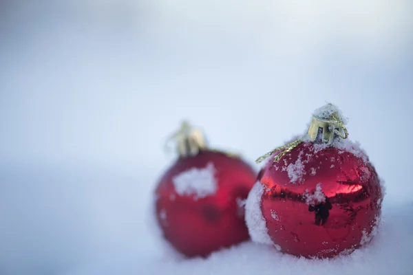 在雪地里的圣诞球 — 图库照片