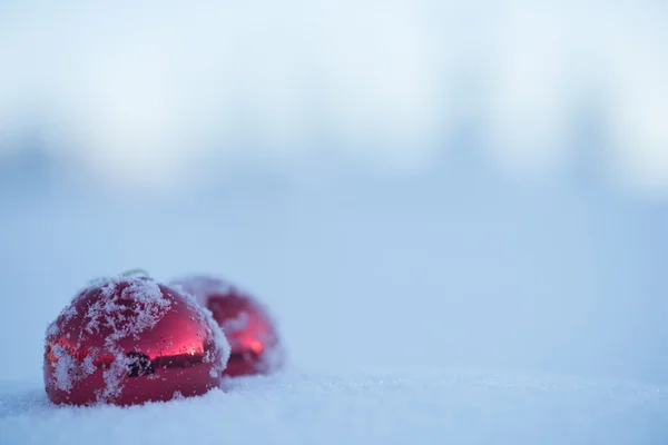 Boules Rouges Noël Décoration Fond Neige Fraîche Sur Belle Journée — Photo