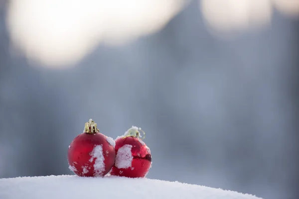 Boules Rouges Noël Décoration Fond Neige Fraîche Sur Belle Journée — Photo