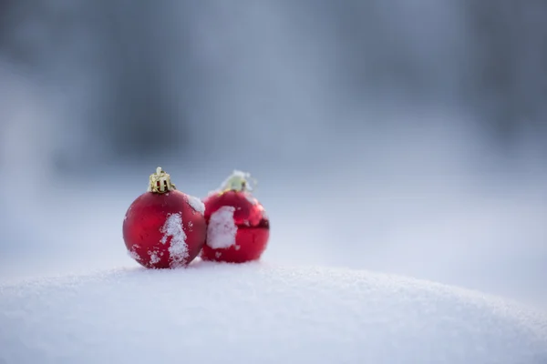 美しい晴れた冬の日に新鮮な雪の背景でクリスマスの赤いボールの装飾 — ストック写真