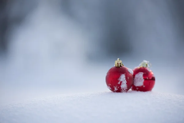 美しい晴れた冬の日に新鮮な雪の背景でクリスマスの赤いボールの装飾 — ストック写真