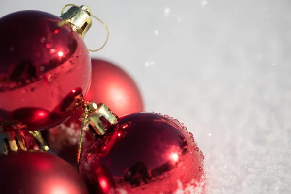 Navidad Bolas Rojas Decoración Fondo Nieve Fresca Hermoso Día Invierno — Foto de Stock