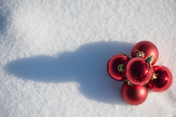 Kerstmis Rode Ballen Decoratie Verse Sneeuw Achtergrond Mooie Zonnige Winterdag — Stockfoto
