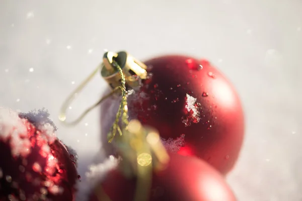 Bolas de Navidad en la nieve — Foto de Stock