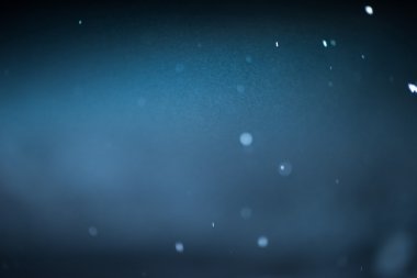 kış gece sahne, düşen kar arka plan tanesi üzerinde koyu arka plan bulanıklık.