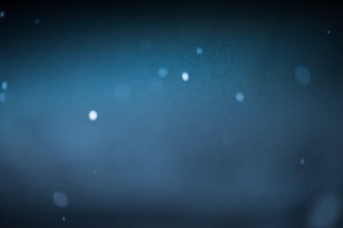 kış gece sahne, düşen kar arka plan tanesi üzerinde koyu arka plan bulanıklık.