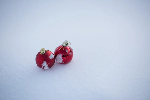 雪の中のクリスマスボール — ストック写真