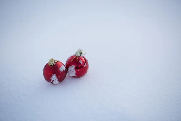 Karda noel baloları — Stok fotoğraf