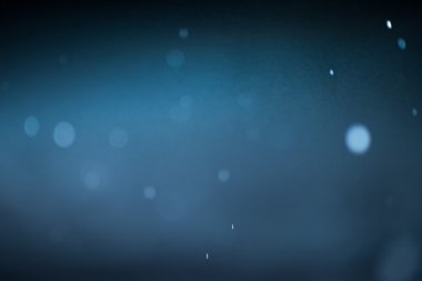 kış gece sahne, düşen kar arka plan tanesi üzerinde koyu arka plan bulanıklık.