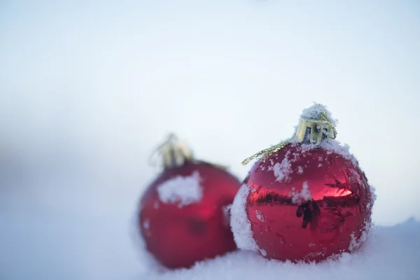 Weihnachtskugeln im Schnee — Stockfoto