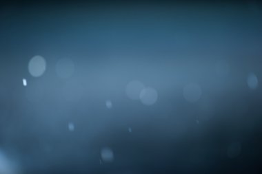 kış gece sahne, düşen kar arka plan tanesi üzerinde koyu arka plan bulanıklık.