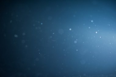 kış gece sahne, düşen kar arka plan tanesi üzerinde koyu arka plan bulanıklık.