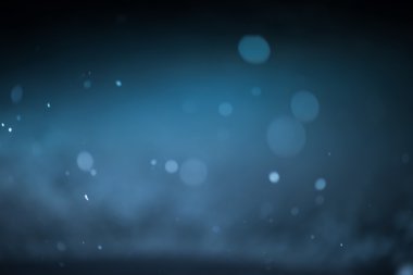 kış gece sahne, düşen kar arka plan tanesi üzerinde koyu arka plan bulanıklık.