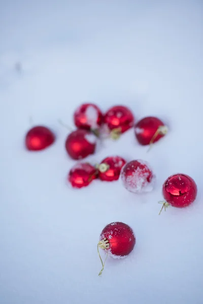 美しい晴れた冬の日に新鮮な雪の背景でクリスマスの赤いボールの装飾 — ストック写真