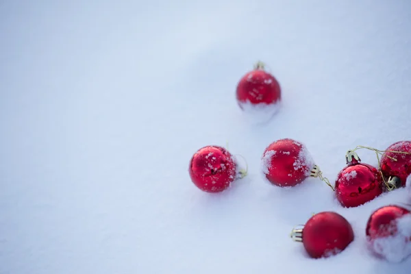 Bolas de Natal na neve — Fotografia de Stock