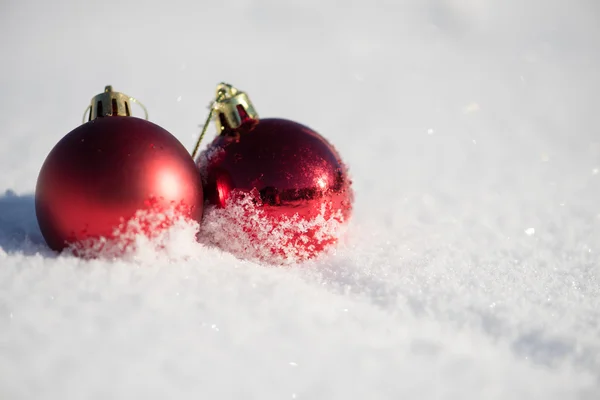 美しい晴れた冬の日に新鮮な雪の背景でクリスマスの赤いボールの装飾 — ストック写真